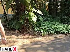 Doplnila 18 in poklicala frenda na prvo jebo v gozdu