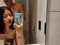 Hermana en la ducha me tienta follarla