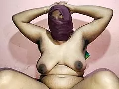 Jeg er fast i seng med stedmor og ven... nu knuller vi alle med patter ude 😏🔥