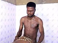 Tynd sort 18+ teen bader og rider pik hårdt i damp dusch