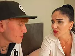 Mamuśka stepmom jeździ na monstrualnym kutasie pasierba w majtkach dla zemsty na tacie