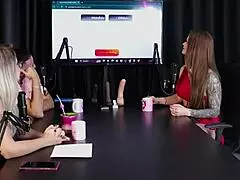 واو! محامية شرطة تاتي ويغز فتش أحمر شفاف عميل يدفع فواتيرها!