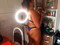 مص عنيف يفرغ زب هائل جاف