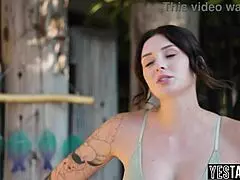 Зидари чукат дребна би милф съпруга 18+ догги анално, голям задник прегънат за кремпай тройка