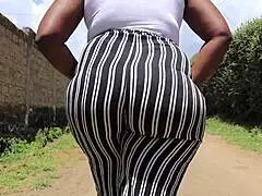 אני צופה בתחת הענק של המילף השחורה השמנה קופץ על זין שחור גדול POV