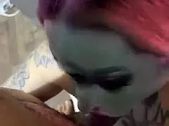 Zvedavá tetovaná blondínka túži po hlbokých slintavých oliznutiach