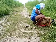 Představ si, jak tahle indická žena bere drsný doggy anál na vesnické farmě?