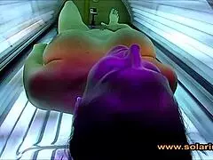 美人ソラリウム女がカメラ前でマンコ指オナニー