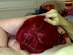 Riđa zrela anđeo kleči puše kurac u čarapama korsetu štiklama