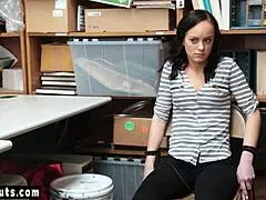 Megkötözött 18+ tolvajlány Kylie Martin nagy faszon pattan a zsaru által