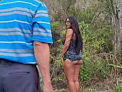 Vieux ouvrier ravage courbes dégoulinantes de paysanne gros seins gros cul