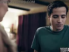 Mladý 18+ nevlastní syn a táta doubleteamují velká prsa a prdel milf nevlastní mámy