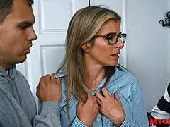 Δασκάλα MILF καβαλάει καυλί θετού γιου και μπουλίζει για άγριο διπλό doggystyle και cowgirl