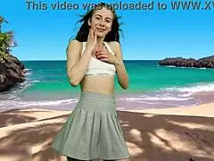 Ze danst op strand en flitst grote kutlippen zonder slipje