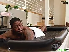 Snygg blond Kenzie Taylor stora tuttar nuru massage naken svart kille Isiah Maxwell