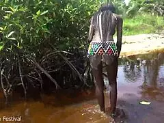 Je me fais niquer en me lavant dehors dans la forêt du village africain
