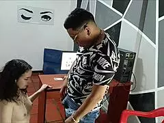 el no esperaba compańía pero su hermanastra tenía planes intensos con su pussy y creampie??