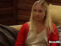 Leszbikus rabszolga nagy természetes cicikkel keményen megkorbácsolt a madám által.