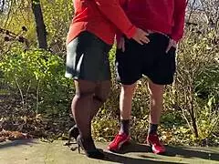 Dundi MILF sógornőm szorítja a farkam nyilvános wc-ben pisilés közben