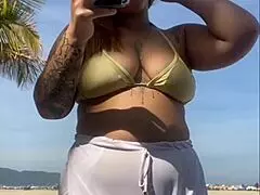 Oeps deze shortjes flashen mijn grote kut op het strand!