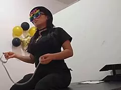 Gelangweilte Latina Büroschlampe pluggt Arsch um geil zu bleiben