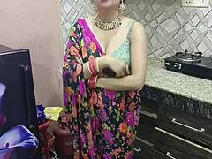 Desi bhabhi απατάει γαμώντας κουνιάδο στην κουζίνα βρώμικα ομιλίες χίντι