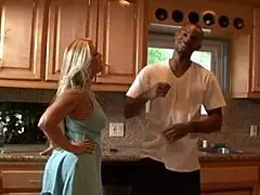 Τεράστια πούτσα σκίζει κώλο καυτή μαμά doggy anal gaping