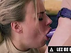 Penny Barber dildittelee Kenna Jamesia ja Hailey Rosea straponilla lesbokokoelmassa