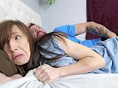 Pastorak se ušunja u krevet pastorke, strga odeću, jebe hard creampie 💦😈