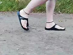 Dickes deutsches Amateur-Mädel spaziert outdoor in Birkenstock-Sandalen durch Naturpfad