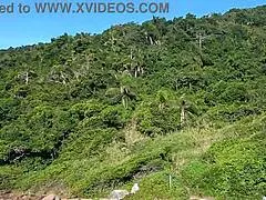 você aguenta essa latina peituda na praia? 