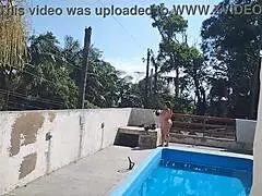 Pedreiro cums hard watching slutty poolside tease!