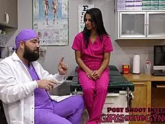 Infermiera Misty Addams umilia paziente con deepthroat e tatuaggi in latex