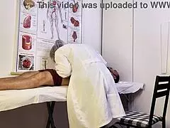 enfermeira safada vê paciente de pauzão duro no exame e não resiste 😈🍆