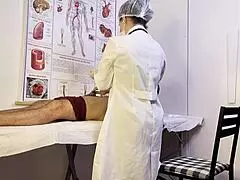 enfermeira safada vê paciente de pauzão duro no exame e não resiste 😈🍆