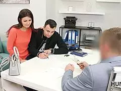 Man, check deze brunette chick verkocht voor cash door vriendje! Gekke deal! 😲