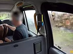 Полугола черна курва получава лизане на дупето в такси