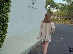 יופי סקסית במשקפיים נזדקרת חזק בסגנון כלב, הפנים מטפטפות זרע אחרי מציצה מטורפת