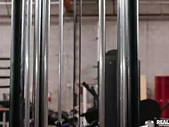 Fiatal 18+ fekete srác baszza a hatalmas szukát edzőteremben és ráélvez