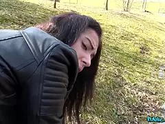 Hete bimbo plaagt door te staren en zijn zware ballen te likken voor geld