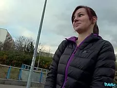 Rdečelaska sramežljivka sesa kurac za denar v drzni akciji