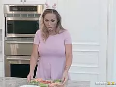 Извратена блондинка булка заповядва на младо момче да я лиже