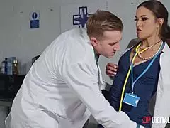 Kåt lege banker sexy brunette sykepleier med diger kuk