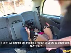 Naamioitu lutka saa kovan panon auton takapenkillä