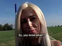 شقراء وسخة بجيبة جلد تغري بالطيز ومص زب