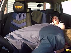 Грудастая красотка с огромными натуральными сиськами жёстко трахается в жаркой машине