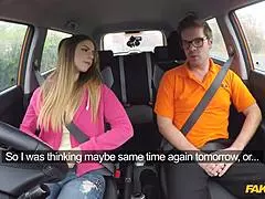 Bionda fantastica stuzzica l'istruttore di guida con fascino seducente