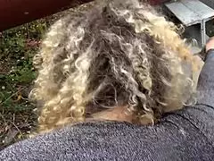 Ανοιχτόμυαλη σγουρή ξανθιά ρωτάει, Έτοιμος να γαμήσεις το στόμα μου για λεφτά;