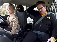 בלונדינית לוהטת מתפשטת במכונית, מתכופפת למציצה אינטנסיבית עם בגדים קרועים