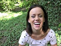 खुली सोच वाली ब्रूनेट ने बाहर धूप में मोटा लंड चूसा, उसकी स्किल्स चमकीं